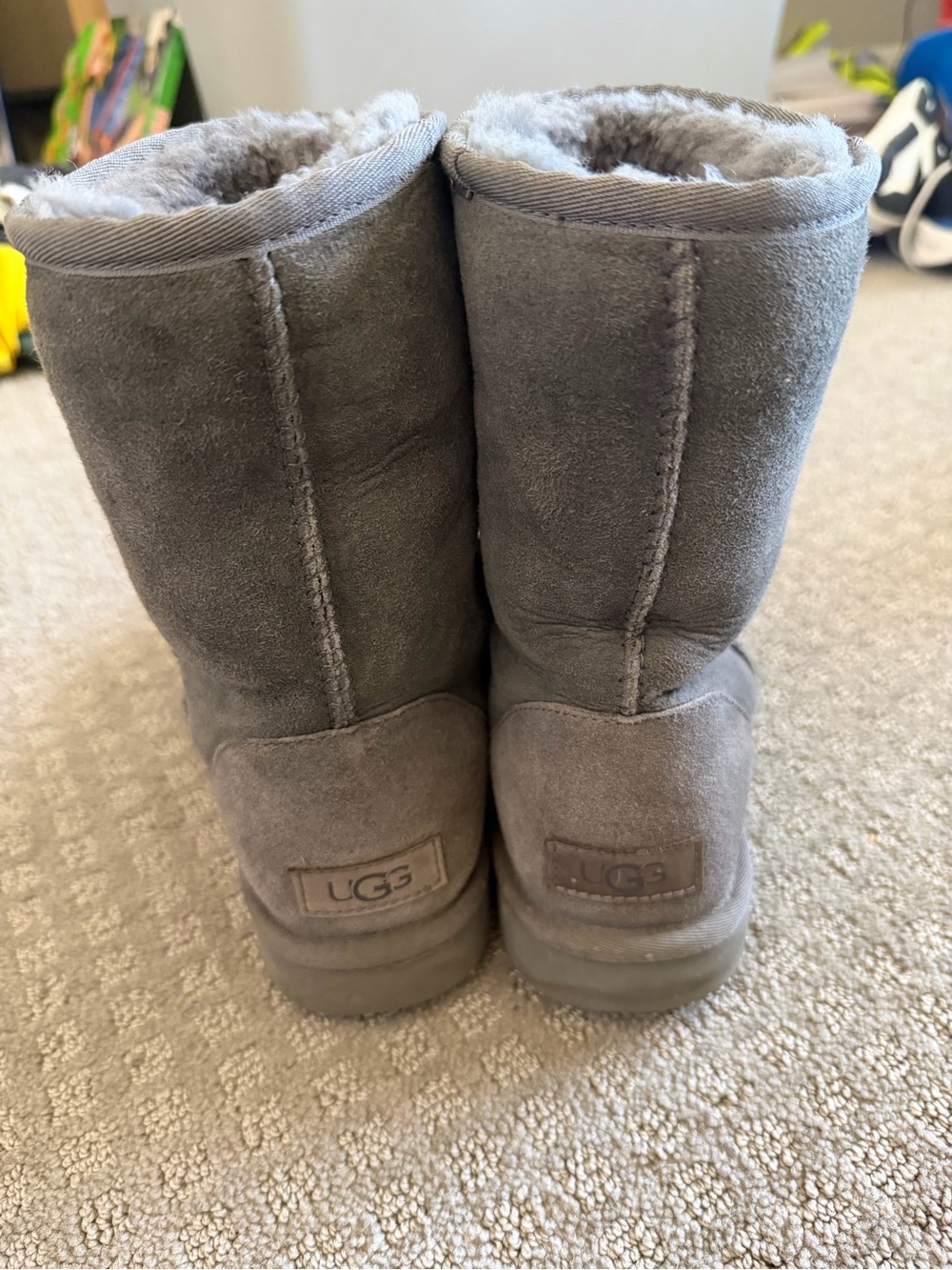 UGG Gray Short sz 8 - Picture 3 of 6